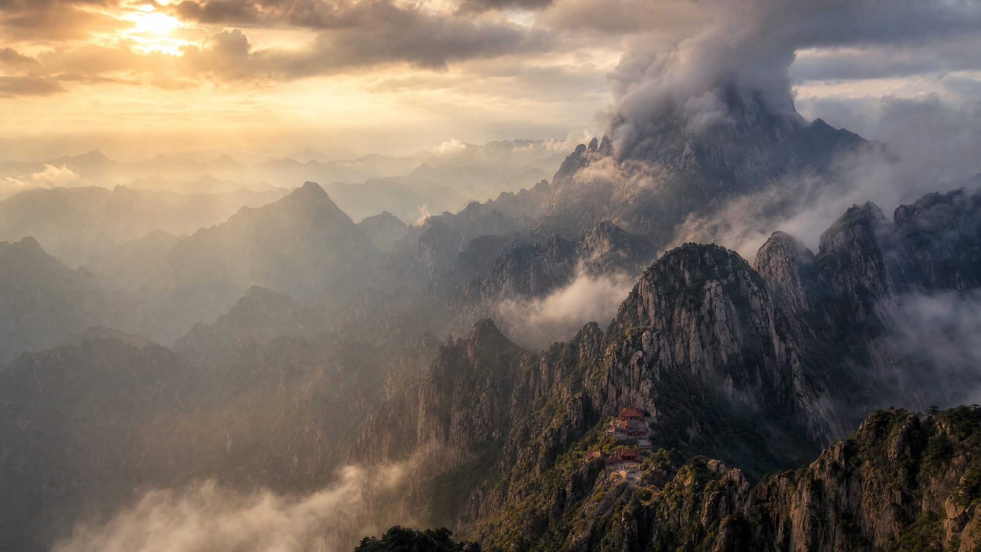 Nebelverhangene Shaolin-Berge im Morgenlicht