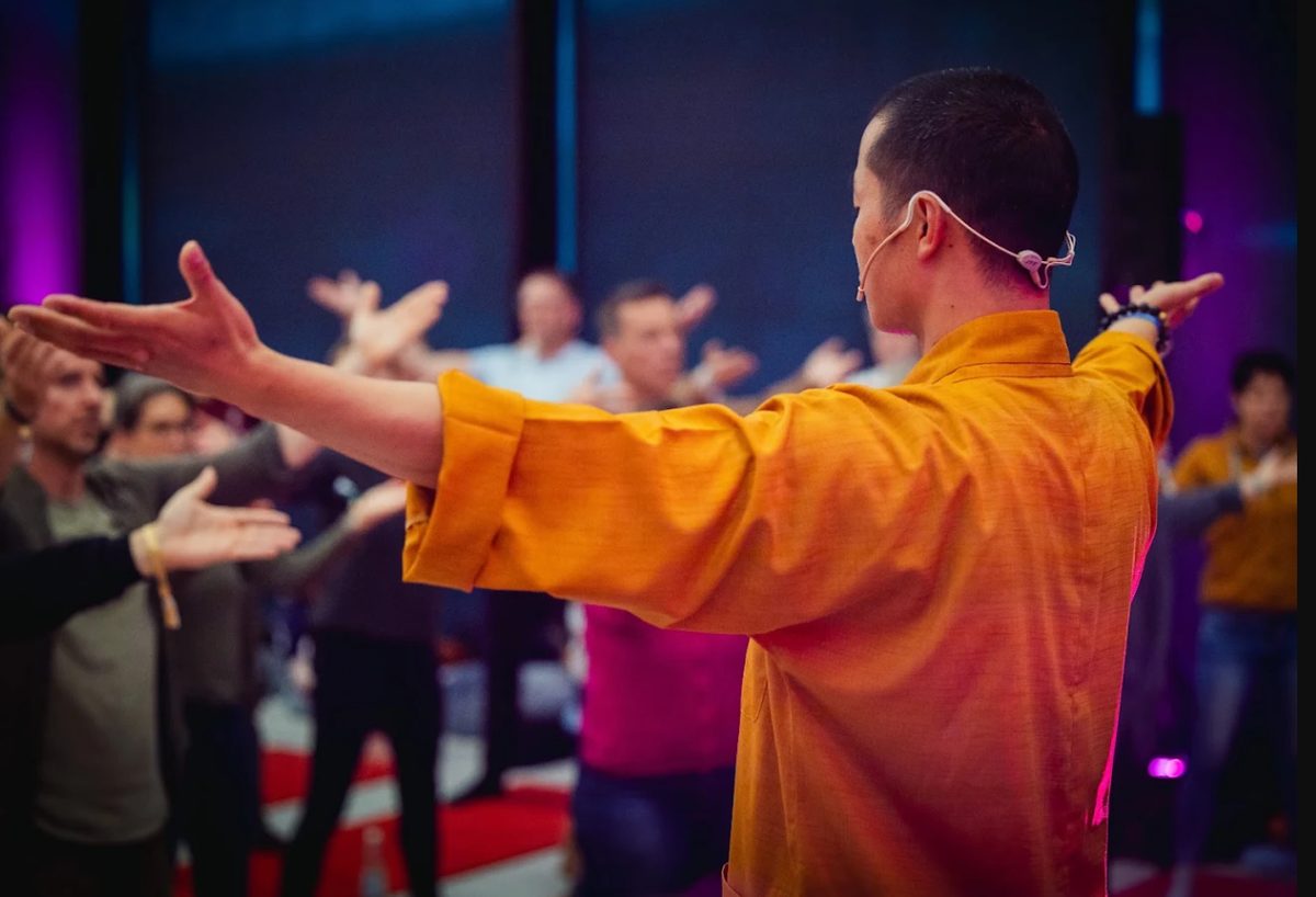 Meister Shi Yan Lu leitet die Gruppe an