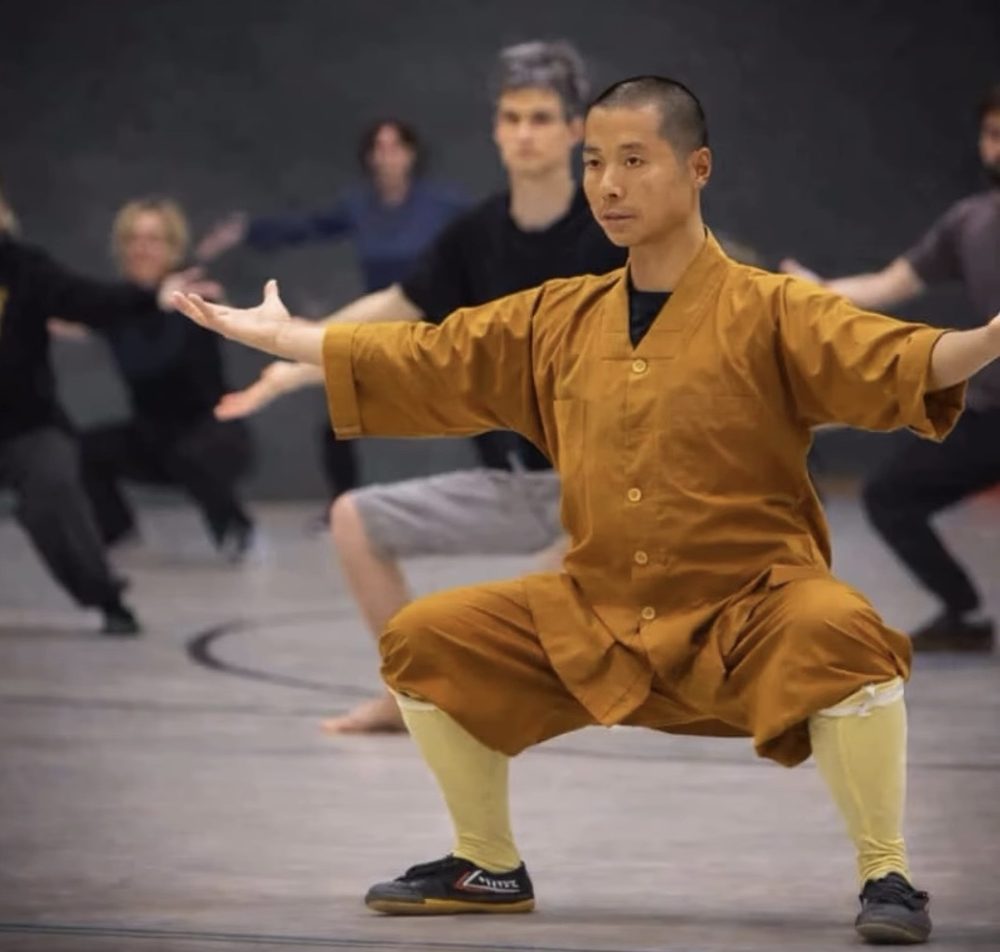 Meister Shi Yan Lu in einer Shaolin-Haltung
